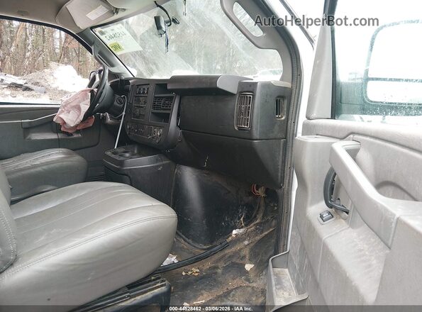 1GCWGAFG2J1336888 2018 CHEVROLET EXPRESS Белый Вид салона спереди