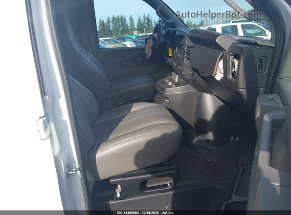 1GCWGAFP1P1106543 2023 CHEVROLET EXPRESS Белый Вид салона спереди