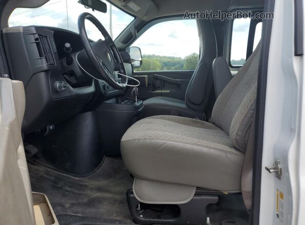 1GCWGAFP3P1203324 2023 CHEVROLET EXPRESS White Widok wnętrza z przodu