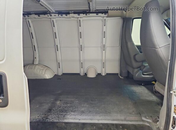 1GCWGAFPXS1270608 2025 CHEVROLET EXPRESS White Widok wnętrza z tyłu