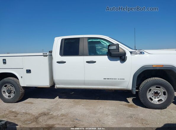 1GD28LE71NF247374 2022 GMC SIERRA White Widok wnętrza z tyłu