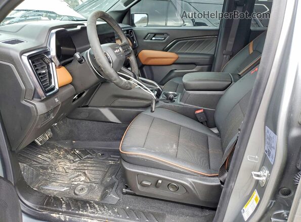 1GTP2DEK3T1159698 2026 GMC CANYON Silver Widok wnętrza z przodu