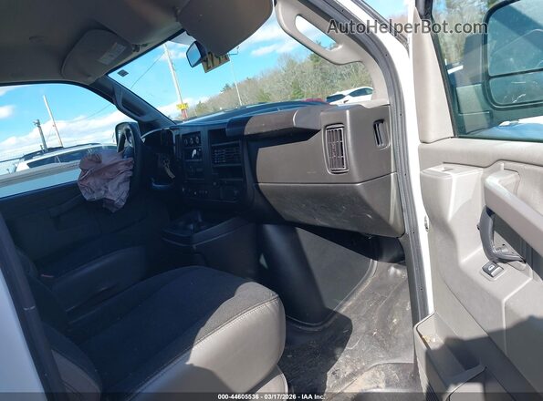 1GTW7AF75N1241733 2022 GMC SAVANA 2500 White Vista interior delantera