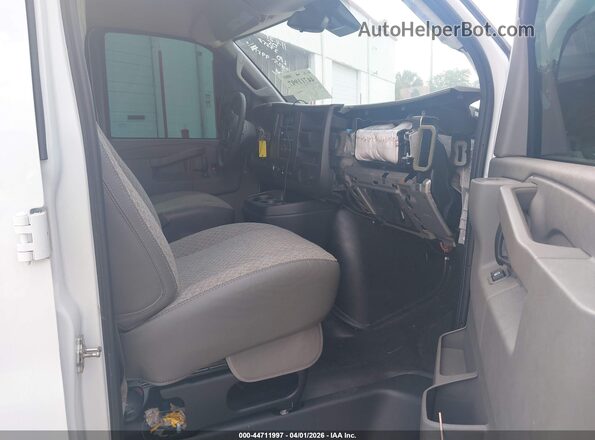 1GTW7AFP5S1140820 2025 GMC SAVANA CARGO White Вид салону спереду