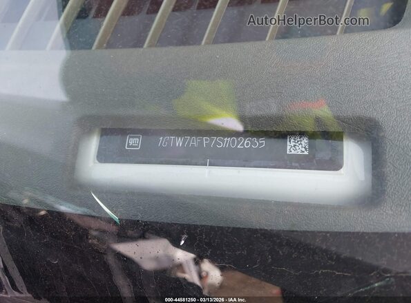 1GTW7AFP7S1102635 2025 GMC SAVANA CARGO White Вид підкапотного простору