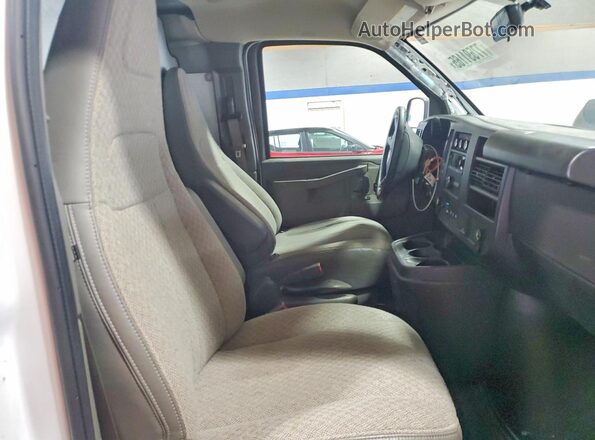 1GTW7AFPXP1225370 2023 GMC SAVANA Белый Вид задней части салона