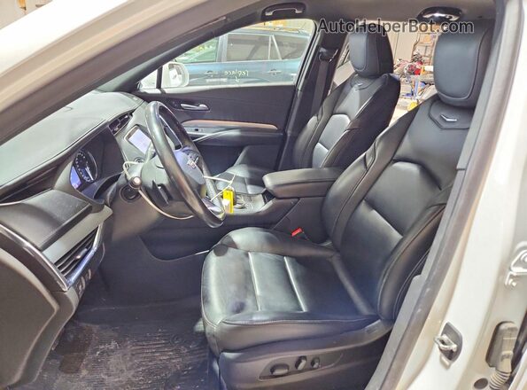 1GYFZDR47KF183887 2019 CADILLAC XT4 White Սալոնի դիմացի տեսք