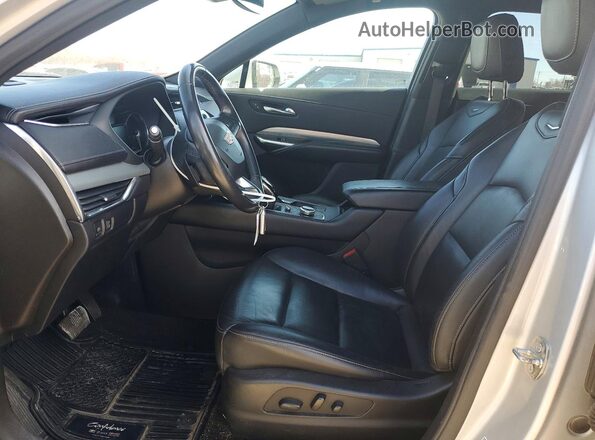 1GYFZDR48NF110029 2022 CADILLAC XT4 Серебряный Вид салона спереди