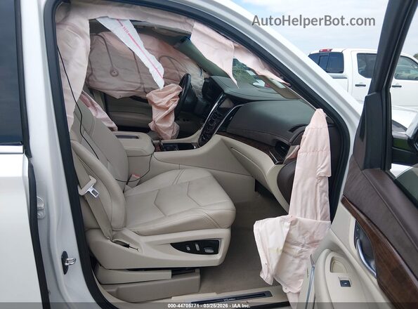 1GYS3JKJ5HR201633 2017 CADILLAC ESCALADE Белый Вид салона спереди