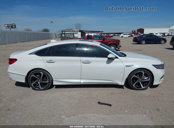 1HGCV1F9XJA045177 2018 HONDA ACCORD Белый Вид задней части салона