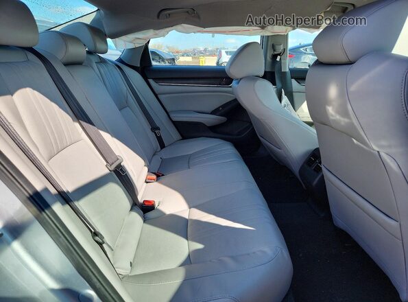 1HGCV2F99JA050957 2018 HONDA ACCORD Серебряный Вид задних сидений