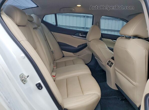 1N4AA6AP5GC415667 2016 NISSAN MAXIMA White Widok tylnych siedzeń