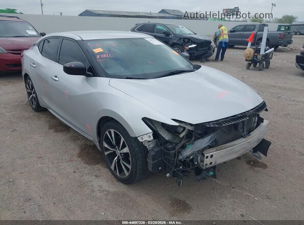 1N4AA6AP5JC401646 2018 NISSAN MAXIMA Серебряный Передняя правая четверть