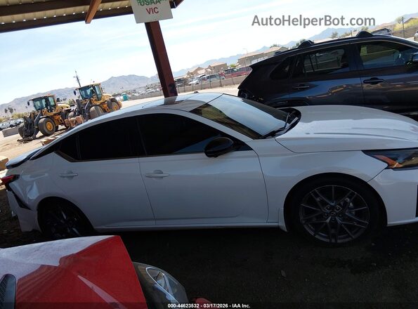 1N4AL4CV2PN327805 2023 NISSAN ALTIMA White Widok wnętrza z tyłu