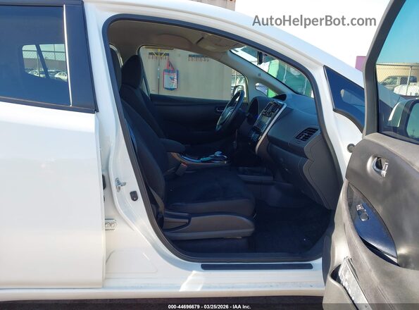 1N4BZ0CPXHC304055 2017 NISSAN LEAF White Вид салону спереду