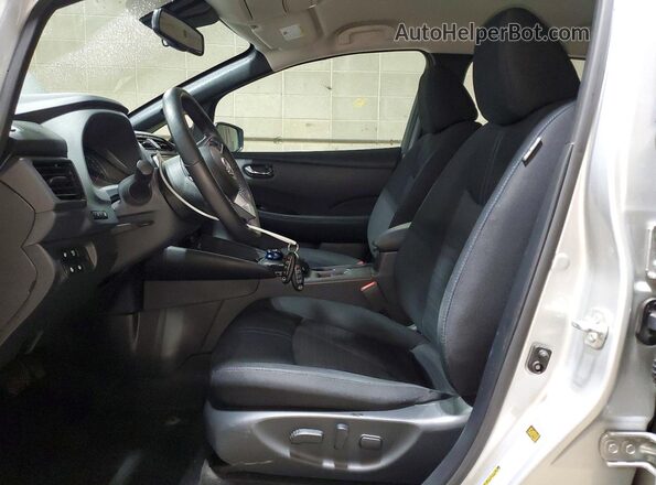 1N4CZ1CV5RC554166 2024 NISSAN LEAF Серебряный Вид салона спереди
