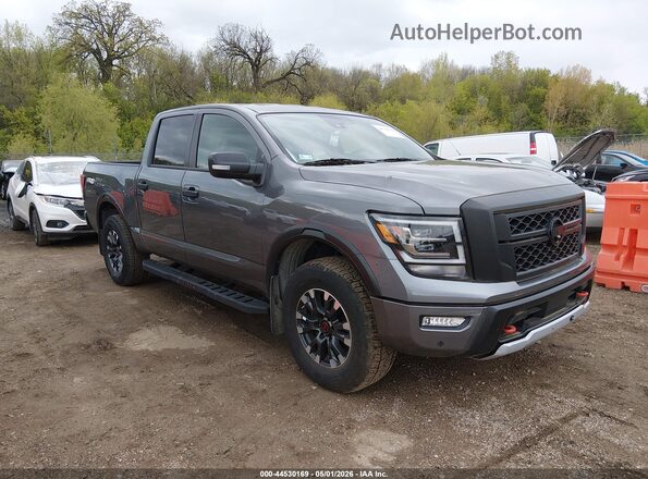 1N6AA1ED5PN105355 2023 NISSAN TITAN Серый Передняя правая четверть