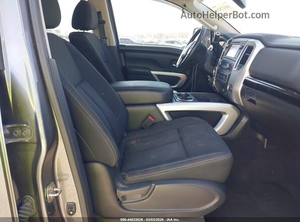 1N6BA1F47JN526987 2018 NISSAN TITAN XD Серебряный Вид салона спереди
