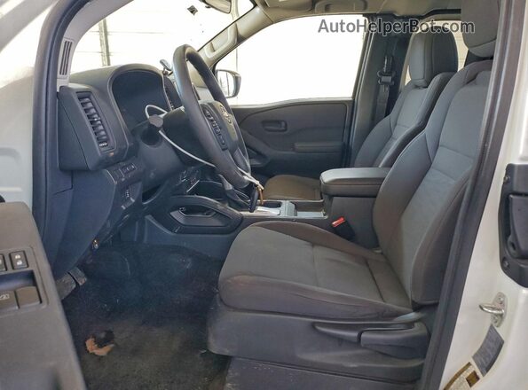 1N6ED1CL3RN660438 2024 NISSAN FRONTIER Белый Вид салона спереди