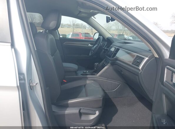 1V2XR2CA5KC609265 2019 VOLKSWAGEN ATLAS Серебряный Вид салона спереди