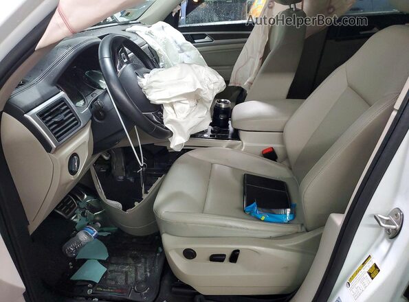 1V2XR2CA8KC528180 2019 VOLKSWAGEN ATLAS Белый Вид салона спереди