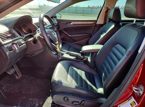 1VWCA7A3XJC044614 2018 VOLKSWAGEN PASSAT Red Widok wnętrza z przodu