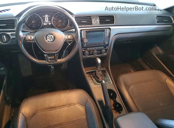 1VWDT7A3XHC065813 2017 VOLKSWAGEN PASSAT Белый Вид панели приборов