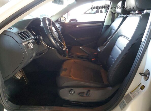 1VWDT7A3XHC065813 2017 VOLKSWAGEN PASSAT Белый Вид салона спереди