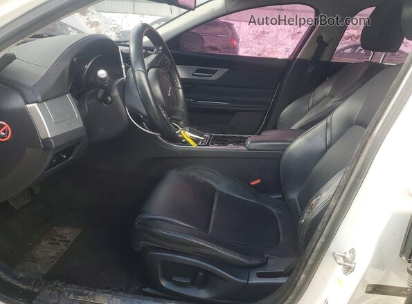SAJBD4BV7GCY06652 2016 JAGUAR XF White Widok deski rozdzielczej