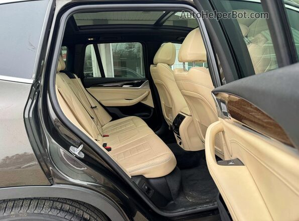5UXTR9C59JLC75432 2018 BMW X3 Зеленый Вид салона спереди