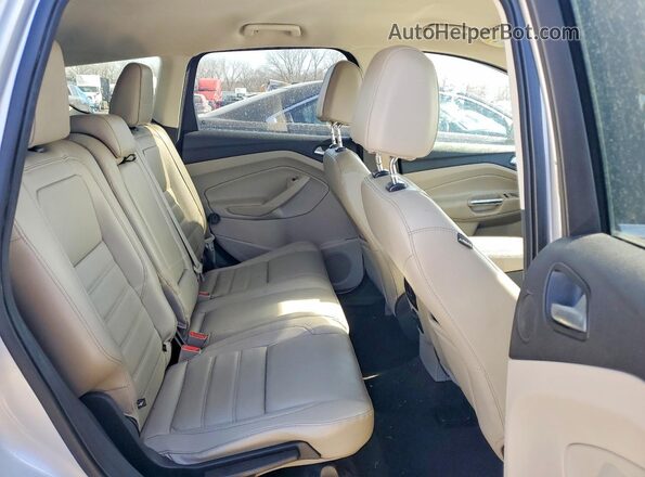 1FMCU0JDXHUE57577 2017 FORD ESCAPE Серебряный Вид задней части салона