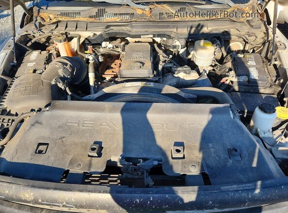3C63RRGL8GG138213 2016 RAM 3500 Silver Widok komory silnika