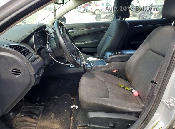 2C3CCAAG0KH648365 2019 CHRYSLER 300 Серебряный Вид салона спереди