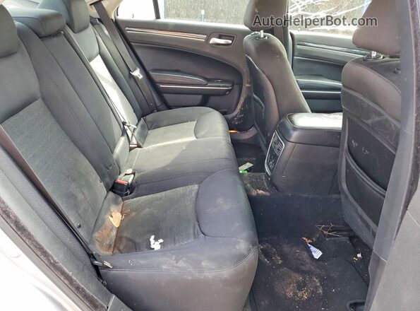 2C3CCAAG0KH648365 2019 CHRYSLER 300 Серебряный Вид задних сидений