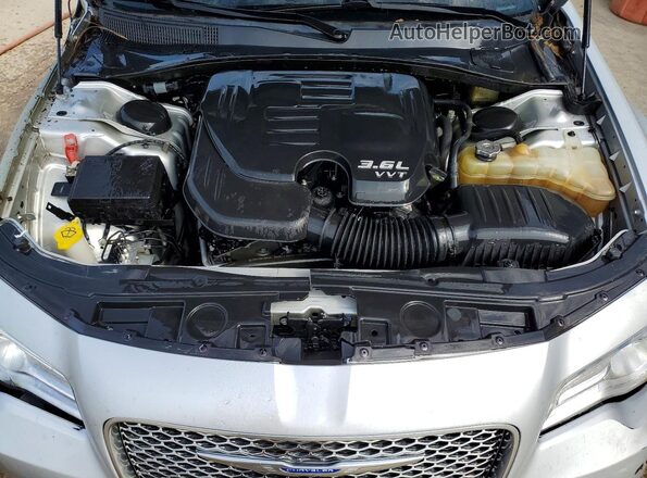 2C3CCAAG0KH648365 2019 CHRYSLER 300 Серебряный Вид задней части салона