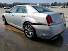 2019 Chrysler 300 Touring Серебряный vin: 2C3CCAAG0KH648365 Damage: Left Qtr Panel, Dent(S) W/ Paint Dmg, 7 To 8 Inches