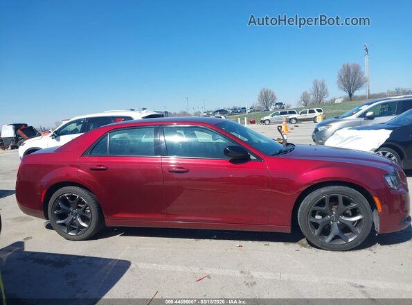 2C3CCAAG6MH562979 2021 CHRYSLER 300 Red Widok wnętrza z tyłu