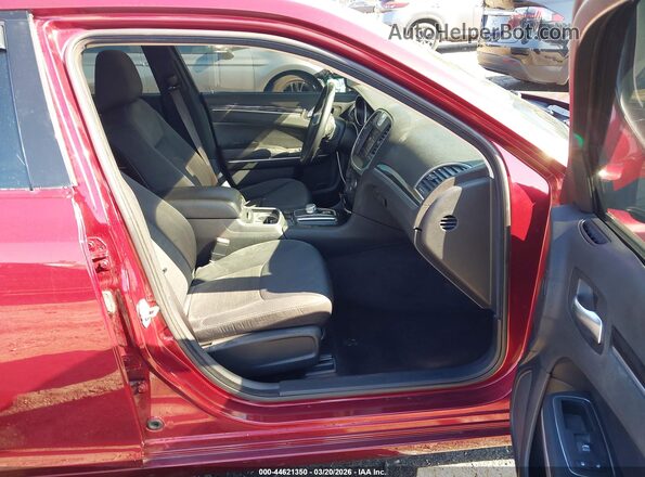 2C3CCAAGXJH308980 2018 CHRYSLER 300 Красный Вид салона спереди