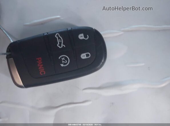 2C3CCABG3KH697851 2019 CHRYSLER 300 Белый Вид панели приборов