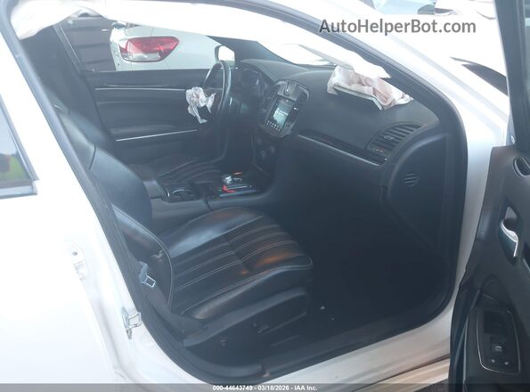 2C3CCABG3KH697851 2019 CHRYSLER 300 Белый Вид салона спереди