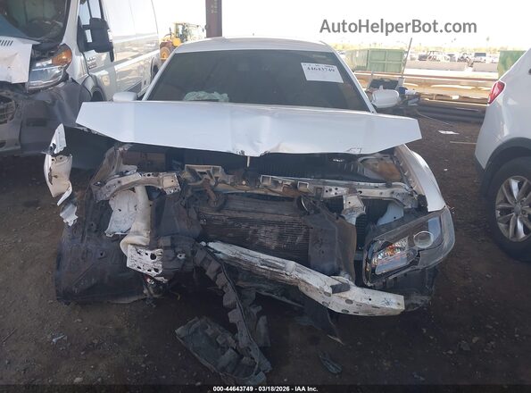 2C3CCABG3KH697851 2019 CHRYSLER 300 Белый Вид задней части салона