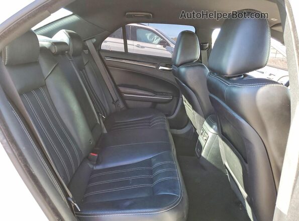 2C3CCABG3KH708086 2019 CHRYSLER 300 White Widok tylnych siedzeń
