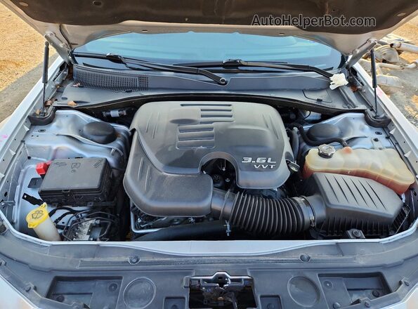 2C3CCABG3PH538416 2023 CHRYSLER 300 Серебряный Вид задней части салона