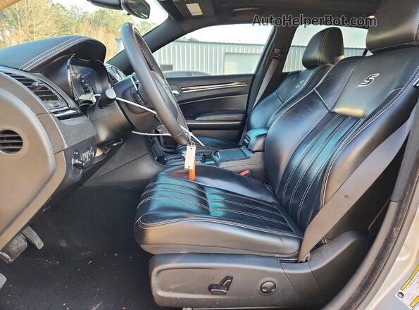 2C3CCABG3PH538416 2023 CHRYSLER 300 Серебряный Вид салона спереди