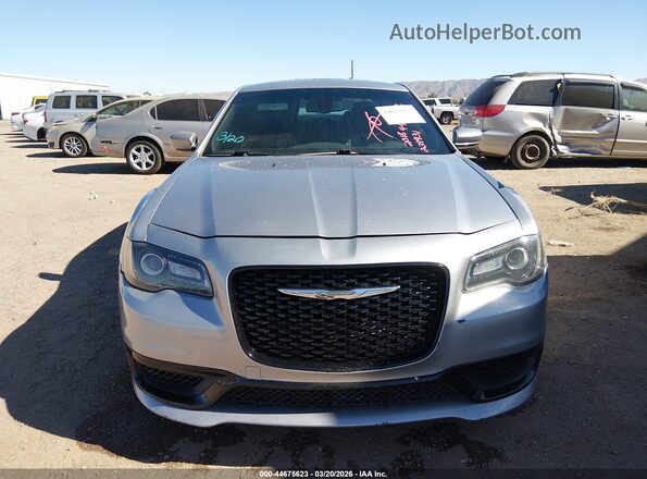 2C3CCABG4JH239931 2018 CHRYSLER 300 Серебряный Вид спереди