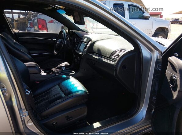 2C3CCABG4JH239931 2018 CHRYSLER 300 Серебряный Вид салона спереди