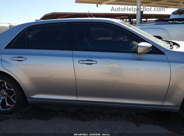2C3CCABG4JH239931 2018 CHRYSLER 300 Серебряный Вид задней части салона