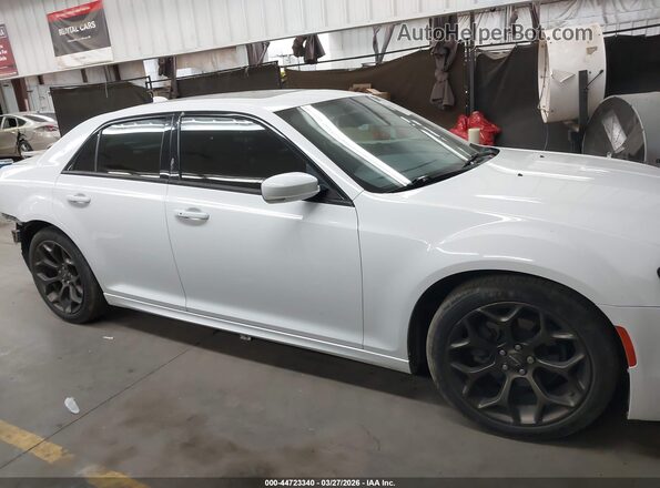 2C3CCABG6HH624174 2017 CHRYSLER 300 Белый Вид задней части салона