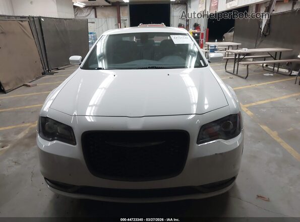 2C3CCABG6HH624174 2017 CHRYSLER 300 Белый Вид щитка приборов