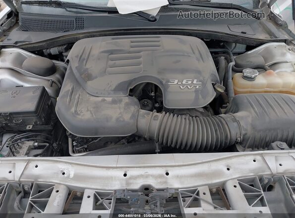 2C3CCAEG2KH617435 2019 CHRYSLER 300 Серебряный Вид сзади